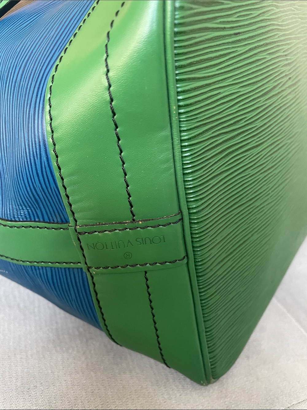 Louis Vuitton Blue and Green Epi Leather Drawstring Shoulder Bag - Picture 4 of 11